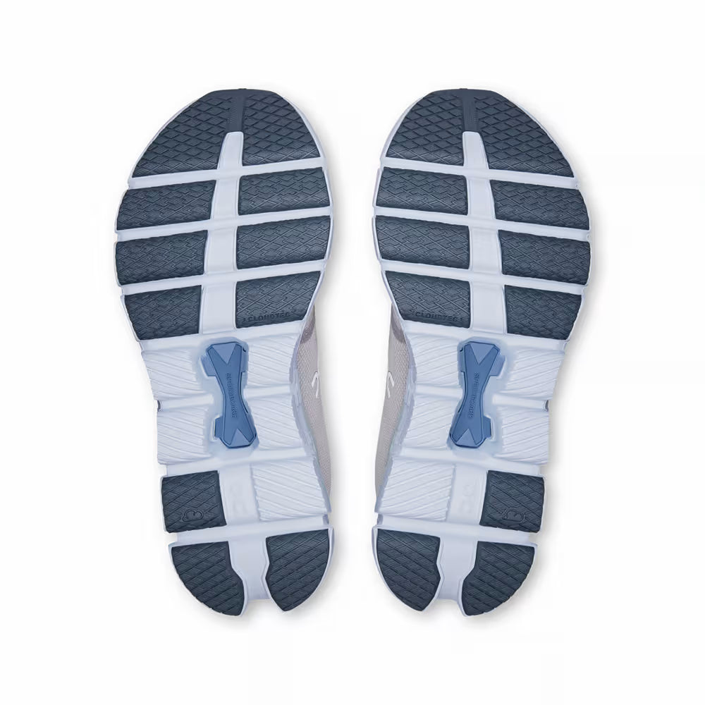 Solado de tênis esportivo prata e azul claro, com detalhes em borracha antiderrapante.