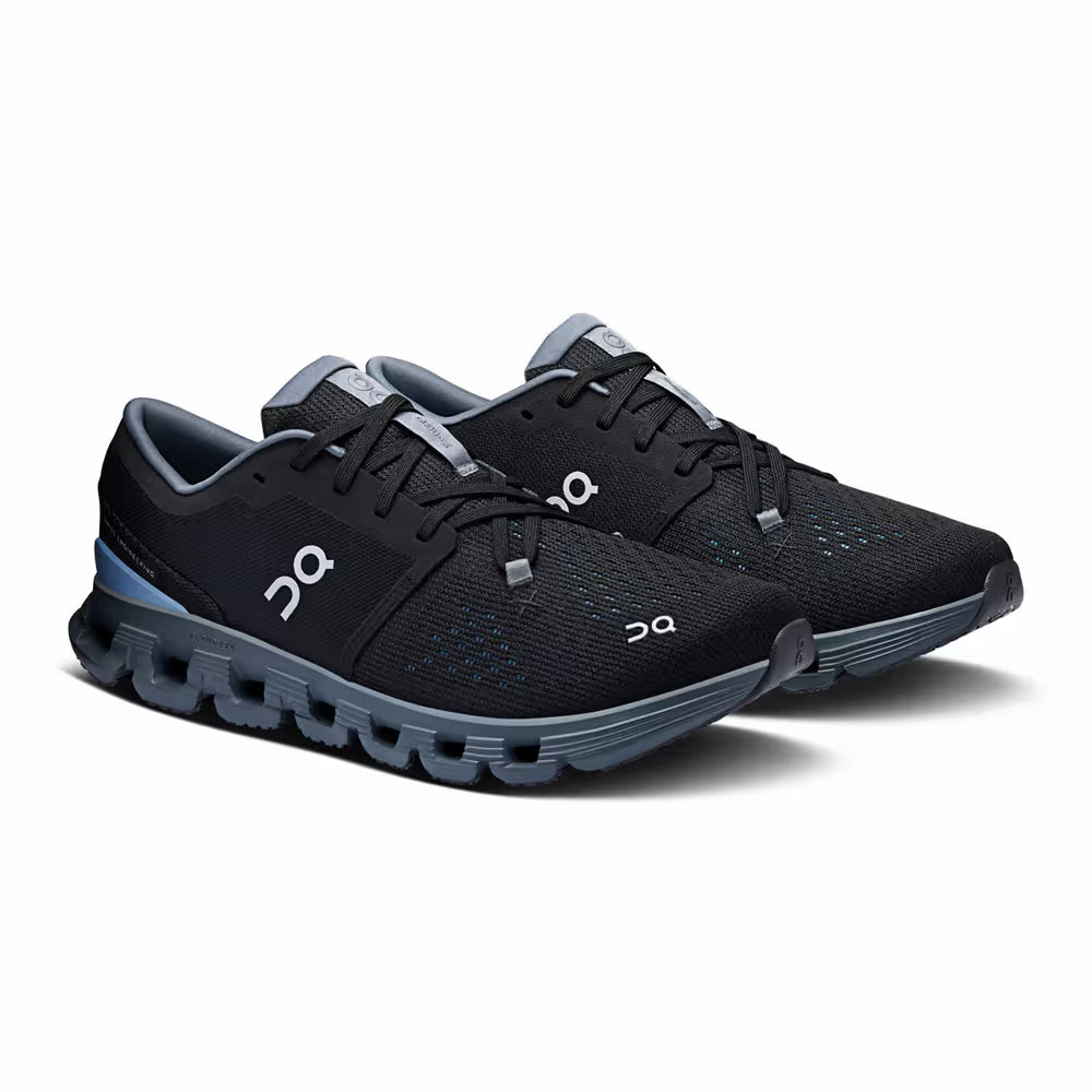 Tênis esportivo preto e azul claro, solado tecnológico, design moderno, lateral do par.