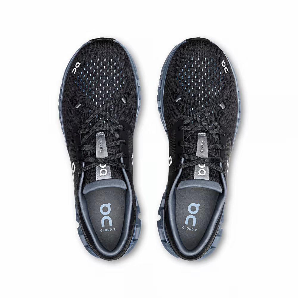 Tênis esportivo preto com detalhes azul claro, visto de cima, design respirável e moderno.