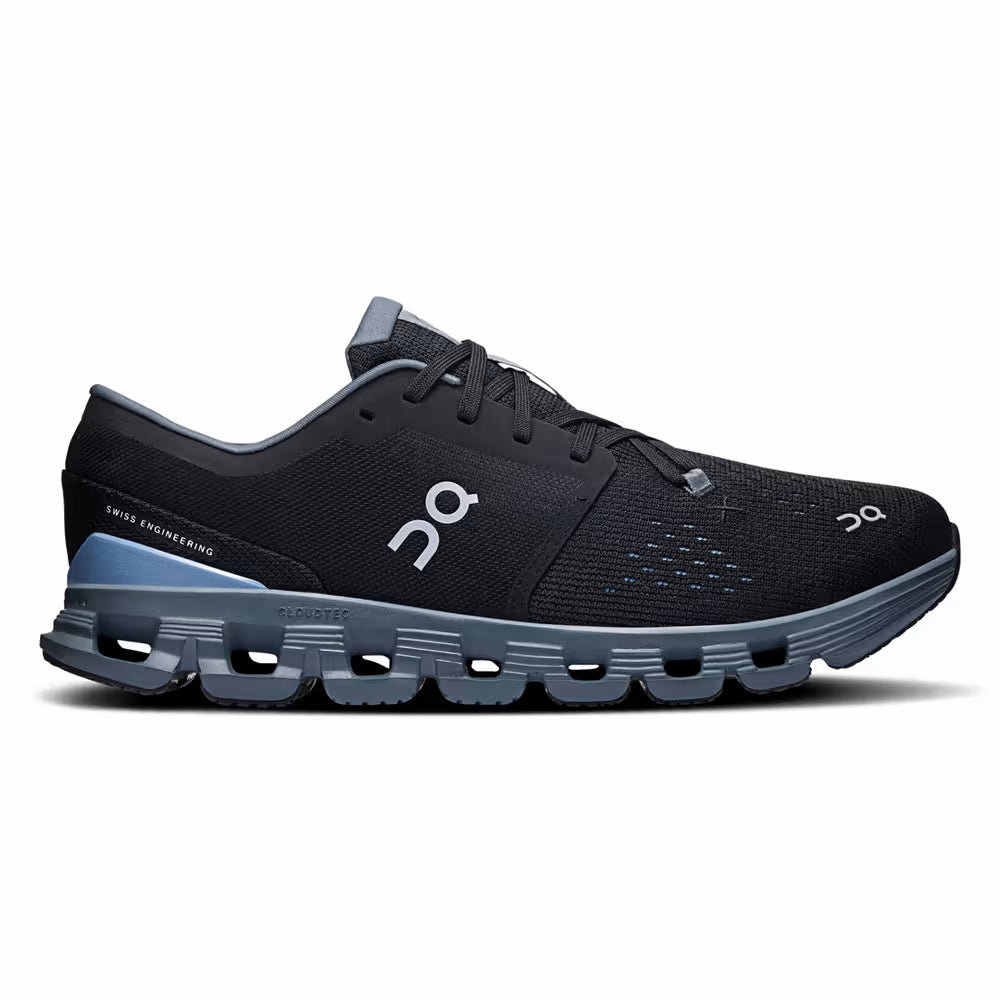 Tênis esportivo preto com detalhes azul claro, visual moderno e solado tecnológico.