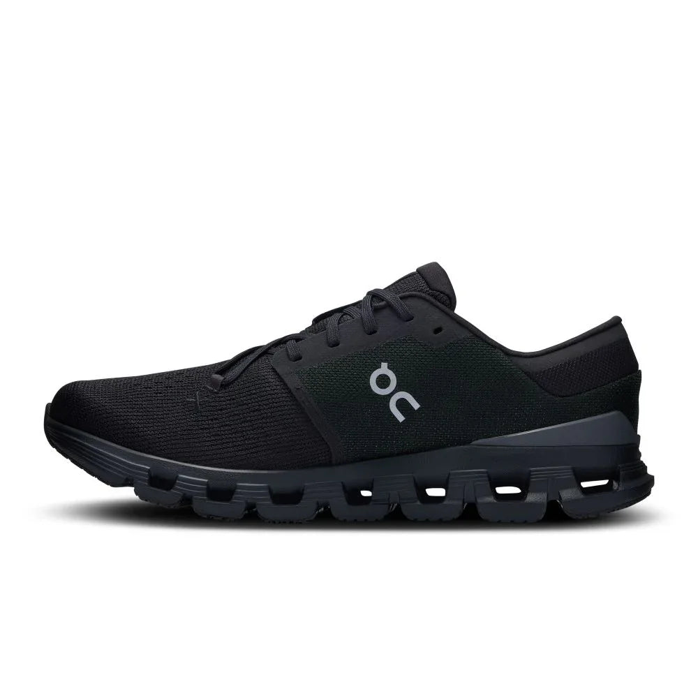 Tênis de corrida preto On Running Cloud X 4 visto de lado, com solado tecnológico e design moderno