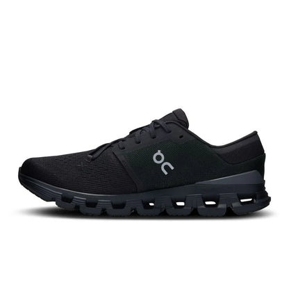 Tênis de corrida preto On Running Cloud X 4 visto de lado, com solado tecnológico e design moderno