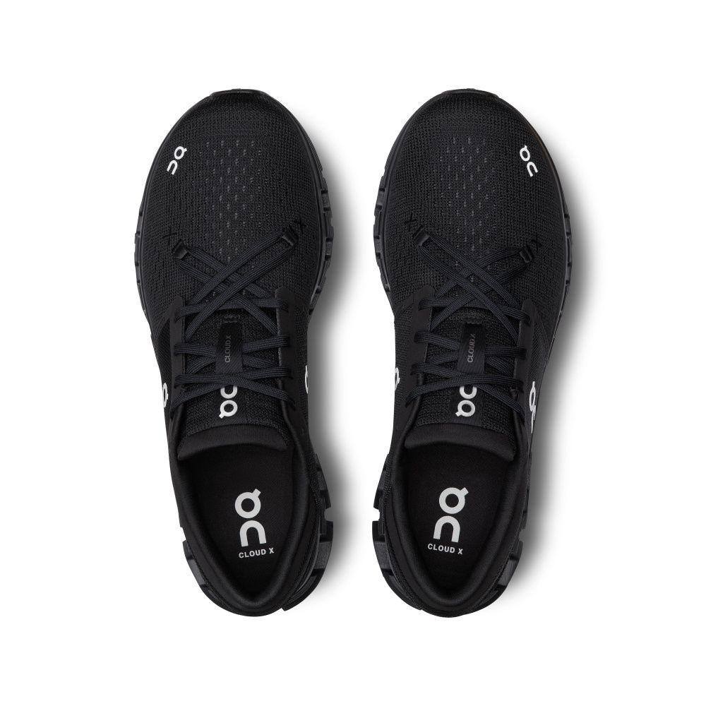 Tênis esportivo preto On Running Cloud X 4 visto de cima, com design moderno e cadarço preto.