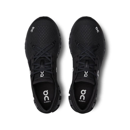 Tênis esportivo preto On Running Cloud X 4 visto de cima, com design moderno e cadarço preto.