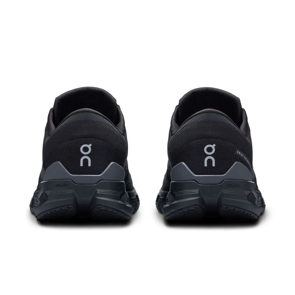 Tênis esportivo preto On Running Cloud X 4 visto por trás, solado robusto e detalhes refletivos.