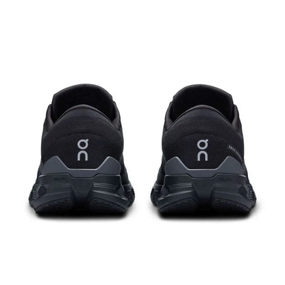 Tênis esportivo preto On Running Cloud X 4 visto por trás, solado robusto e detalhes refletivos.