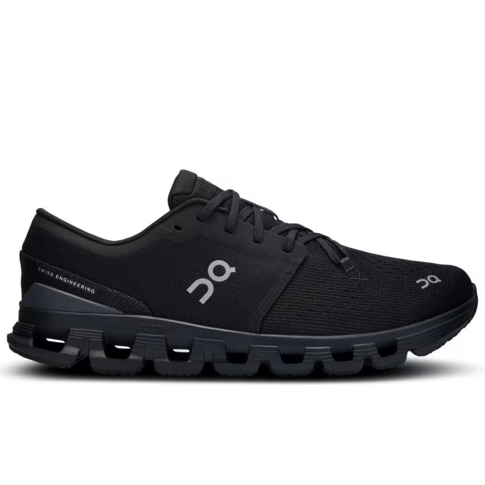 Tênis esportivo preto On Running Cloud X 4, design moderno com solado texturizado.