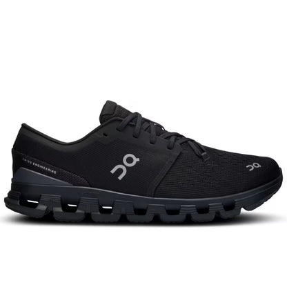 Tênis esportivo preto On Running Cloud X 4, design moderno com solado texturizado.