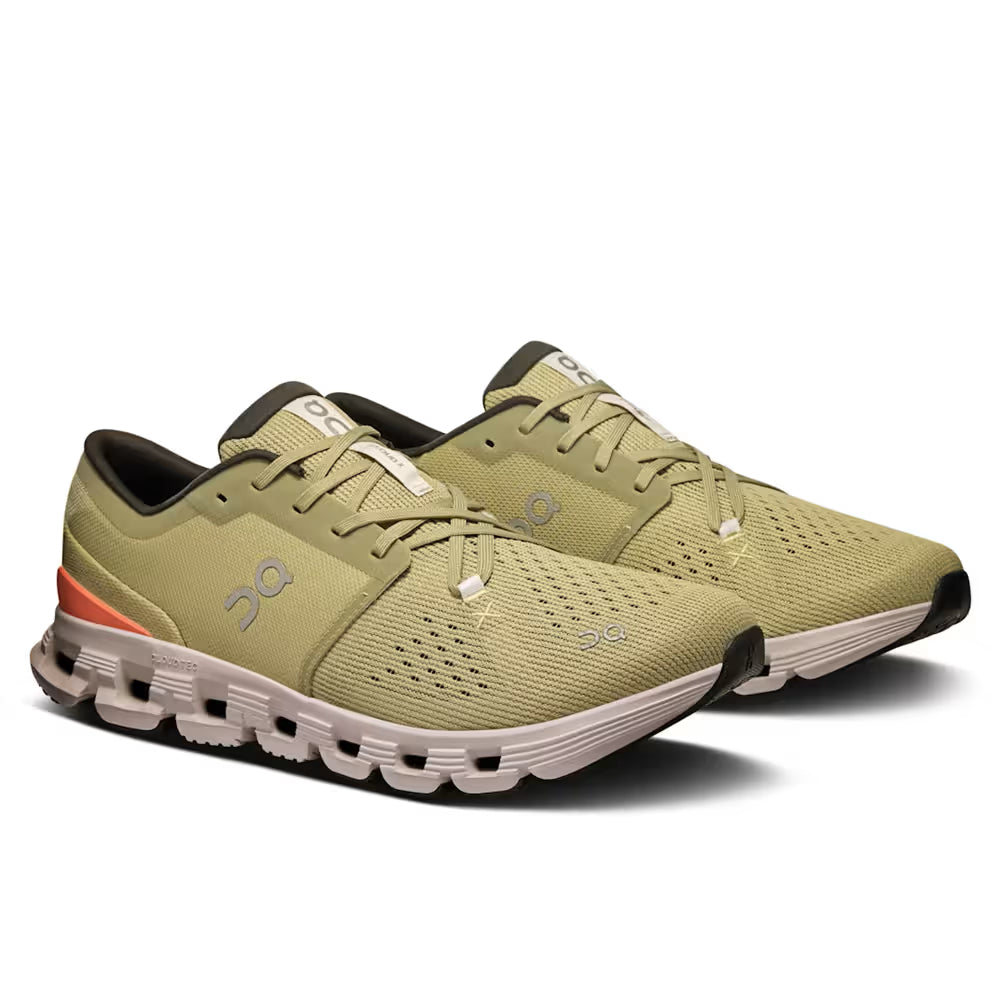 Tênis esportivo verde com detalhes salmão, lateral, solado tecnológico, On Running Cloud X 4.