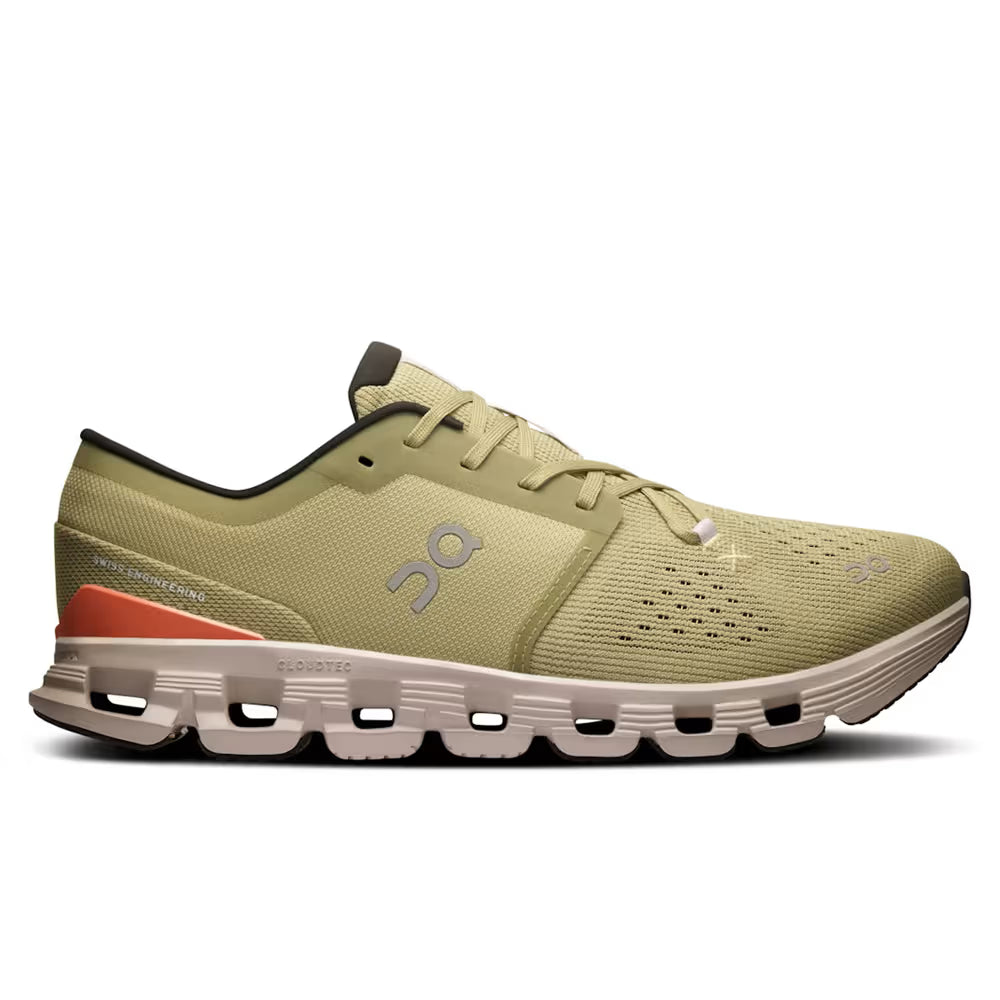 Tênis esportivo On Running Cloud X 4 masculino verde com detalhe salmão, solado robusto.