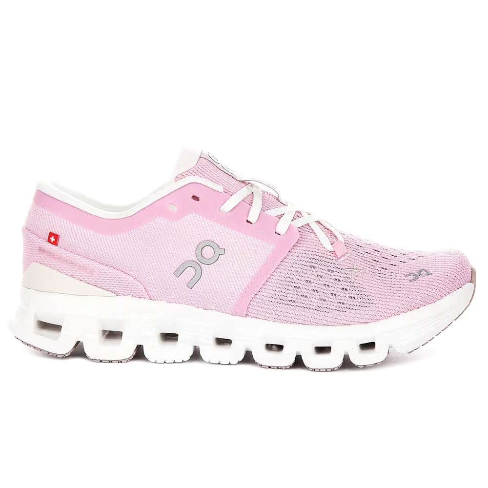 Tênis feminino esportivo rosa e branco com sola robusta e cabedal em mesh.