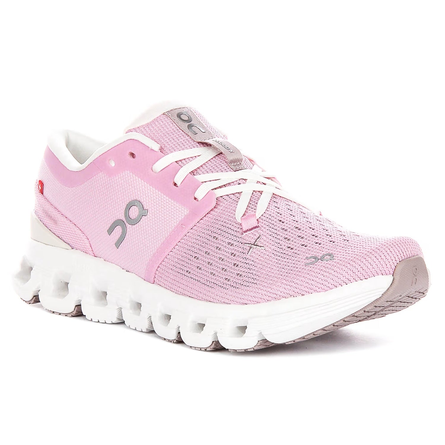 Tênis esportivo rosa On Running Cloud X4 com sola branca e design respirável em mesh.