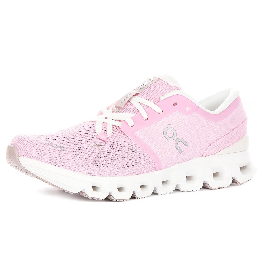 Tênis esportivo rosa com sola branca, design moderno e detalhes em mesh respirável.