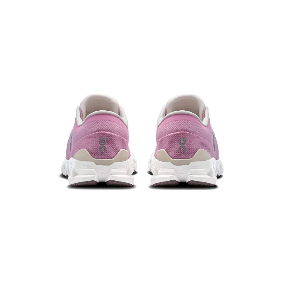 Tênis esportivo rosa On Running Cloud X4 visto de trás, solado branco, design moderno.