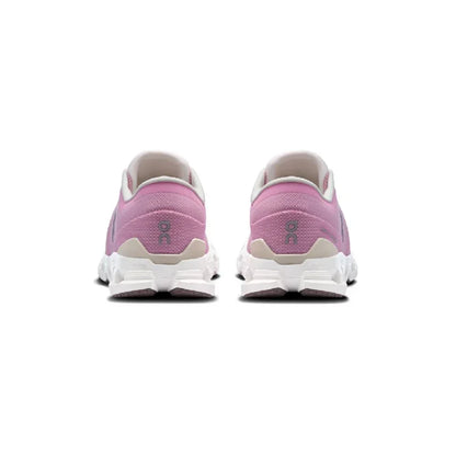 Tênis esportivo rosa On Running Cloud X4 visto de trás, solado branco, design moderno.