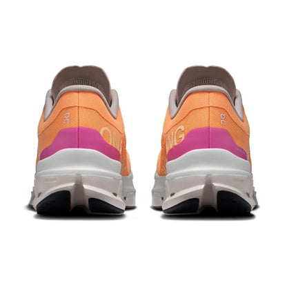 Tênis esportivo laranja com detalhes rosa e solado branco, visto de trás, modelo running.