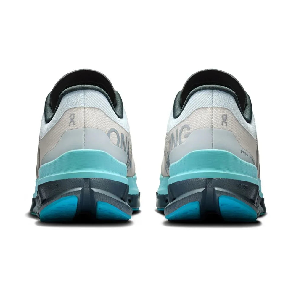 Tênis esportivo cinza e azul visto de trás, solado robusto, detalhes modernos