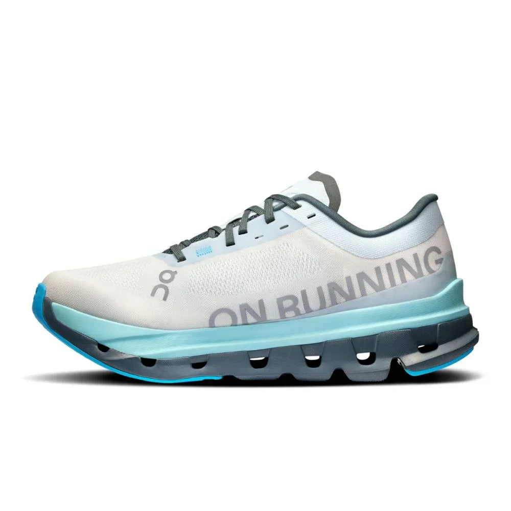 Tênis esportivo cinza e azul, design moderno, escrito ON RUNNING na lateral, lateral esquerda.