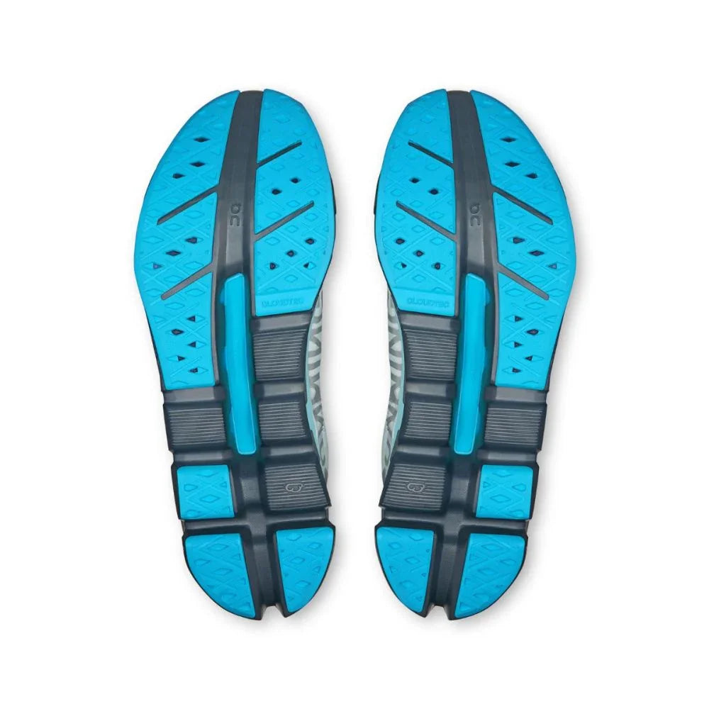 Sola de tênis esportivo cinza e azul com detalhes texturizados, vista inferior