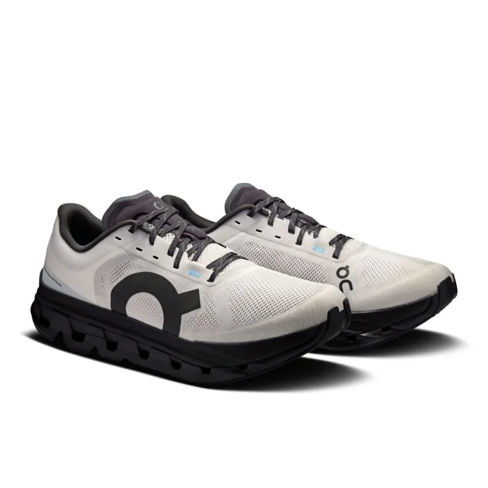 Tênis esportivo cinza On Running Cloudflow 5 com solado preto, visto lateralmente.
