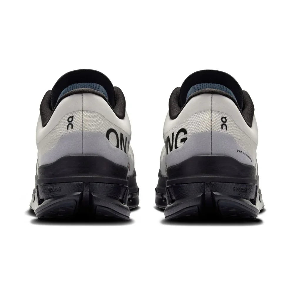 Tênis On Running Cloudflow 5 cinza e preto vistos de trás, design esportivo e sola tecnológica.