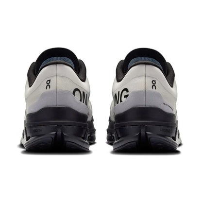 Tênis On Running Cloudflow 5 cinza e preto vistos de trás, design esportivo e sola tecnológica.