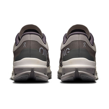 Tênis On Running Cloudflow 5 cinza, vista traseira com colarinho acolchoado e visual esportivo clean