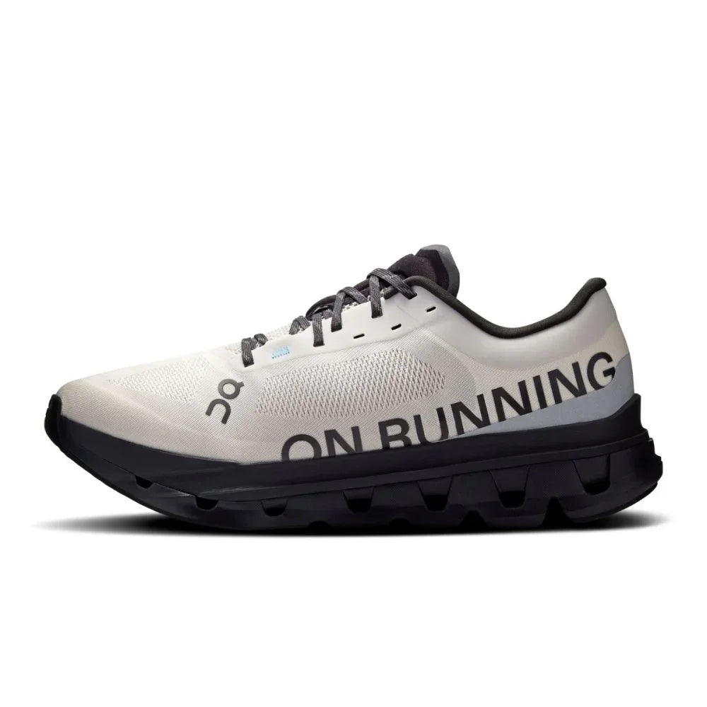 Tênis esportivo masculino cinza claro com sola preta, design moderno e detalhes em mesh.