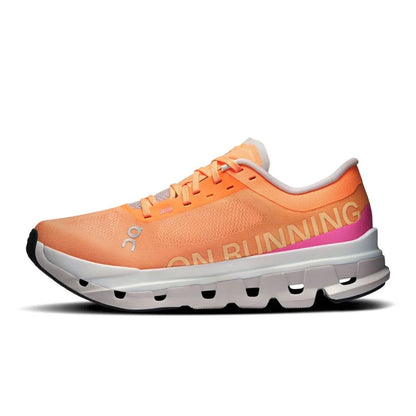 Tênis esportivo laranja On Running Cloudflow 5 lateral, sola branca, design moderno.