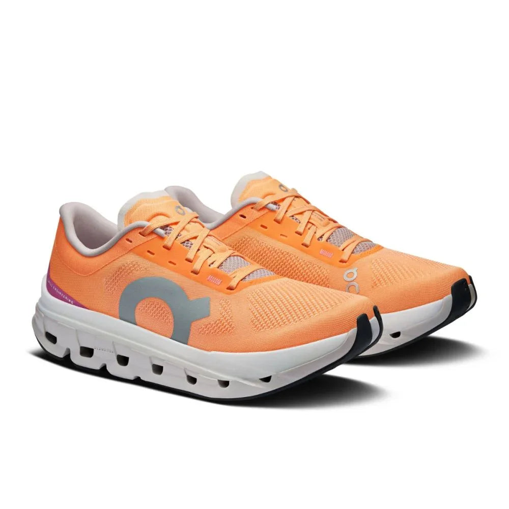Tênis de corrida laranja com solado branco, detalhes em cinza e roxo, modelo esportivo masculino.