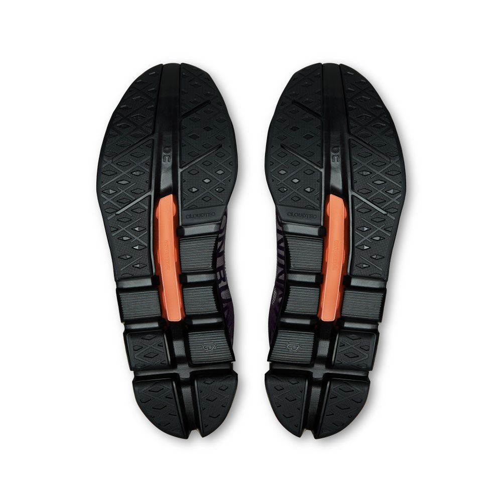 Tênis On Running Cloudflow 5 preto, solado segmentado com recortes vazados característicos da linha Cloud