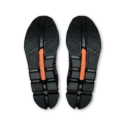 Tênis On Running Cloudflow 5 preto, solado segmentado com recortes vazados característicos da linha Cloud