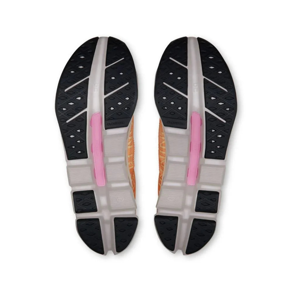 Solado de tênis esportivo On Running Cloudflow 5 com detalhes em preto, cinza e rosa.