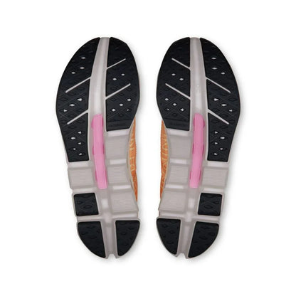 Solado de tênis esportivo On Running Cloudflow 5 com detalhes em preto, cinza e rosa.
