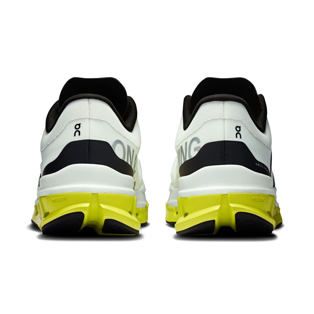 Tênis On Running Cloudflow 5 branco com detalhes em amarelo, vista traseira com colarinho acolchoado e visual esportivo