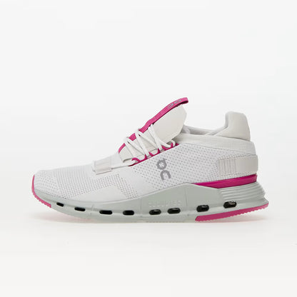 Tênis esportivo branco com detalhes rosa, sola robusta e design moderno, visto de lado.