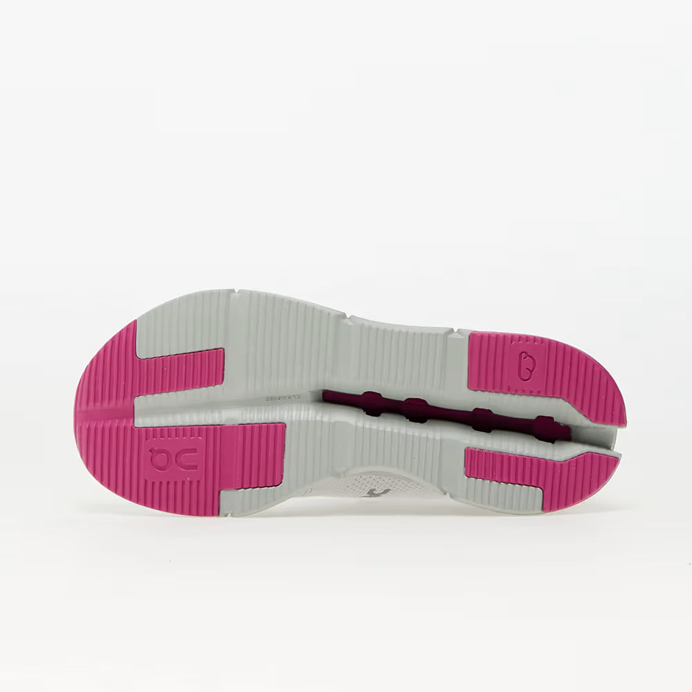 Solado de tênis esportivo branco com detalhes em rosa, foco na textura antiderrapante