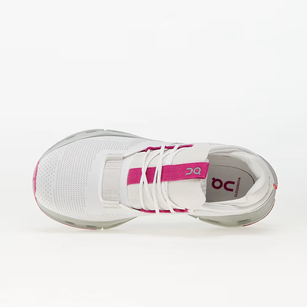 Tênis esportivo branco com detalhes rosa visto de cima, cadarço branco, design moderno.