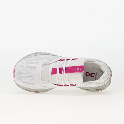 Tênis esportivo branco com detalhes rosa visto de cima, cadarço branco, design moderno.