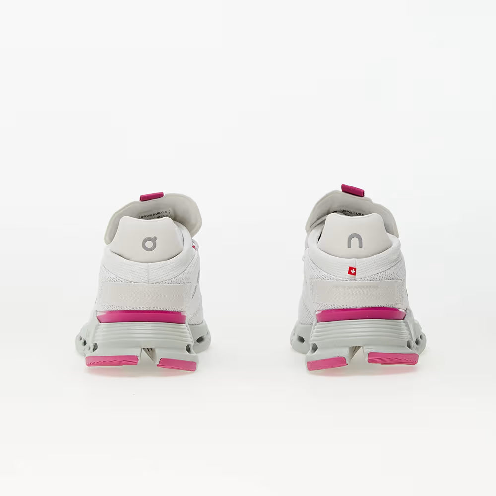 Tênis On Running Cloudnova branco com detalhes rosa, vista traseira, solado moderno