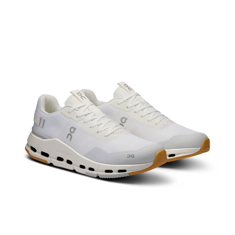 Par do Tênis On Running Cloudnova Form 2 Branco White Ivory em ângulo lateral