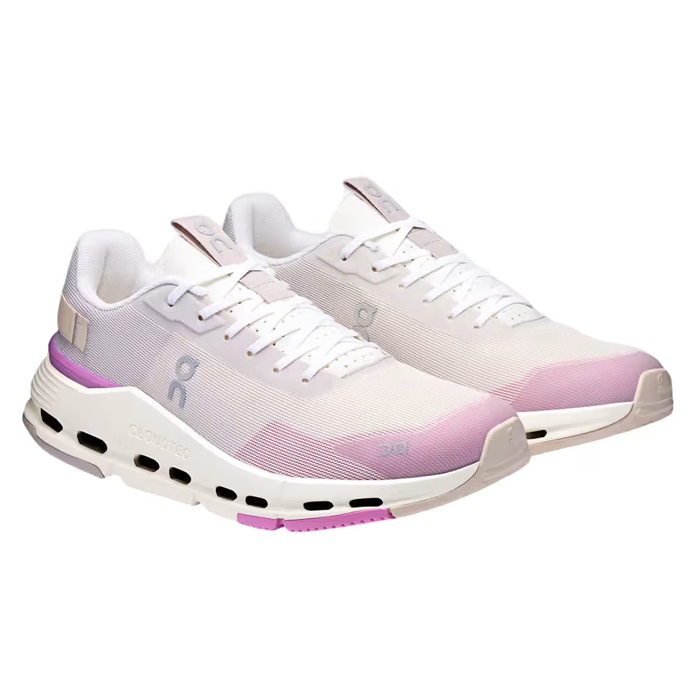 Tênis branco com detalhes rosa, sola tecnológica perfurada, modelo esportivo lateral.