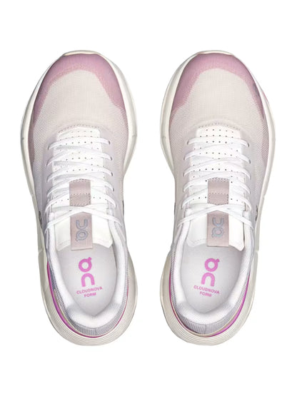 Tênis branco e rosa Cloudnova Form vistos de cima, com cadarço branco e detalhes modernos.