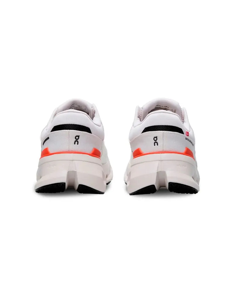 Vista traseira do tênis On Running Cloudrunner 2 branco mostrando o contraforte e acabamento esportivo