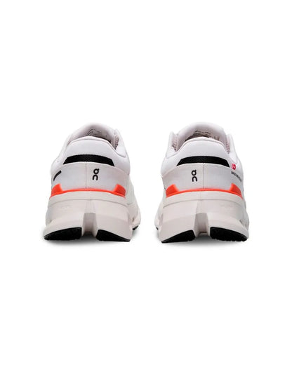 Vista traseira do tênis On Running Cloudrunner 2 branco mostrando o contraforte e acabamento esportivo