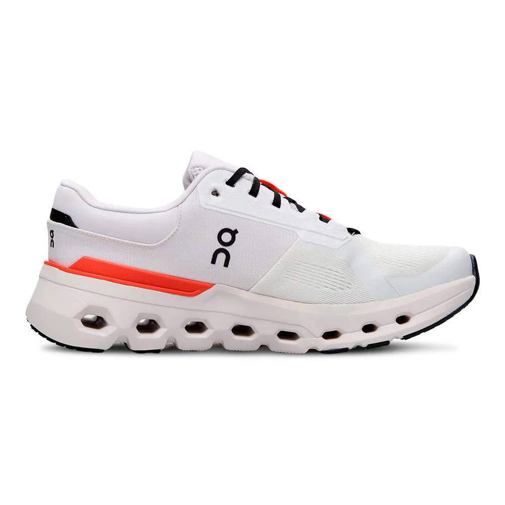 Tênis On Running Cloudrunner 2 branco visto de perfil lateral com design esportivo e entressola vazada característica