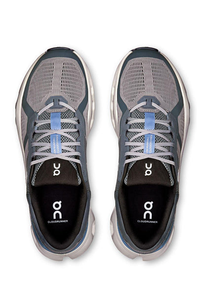 Tênis esportivo On Running Cloudrunner 2 cinza e azul celeste visto de cima