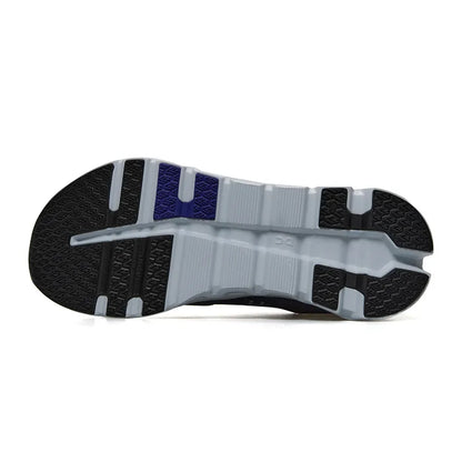 Solado do tênis esportivo cinza e azul, detalhes em preto e azul, textura antiderrapante.
