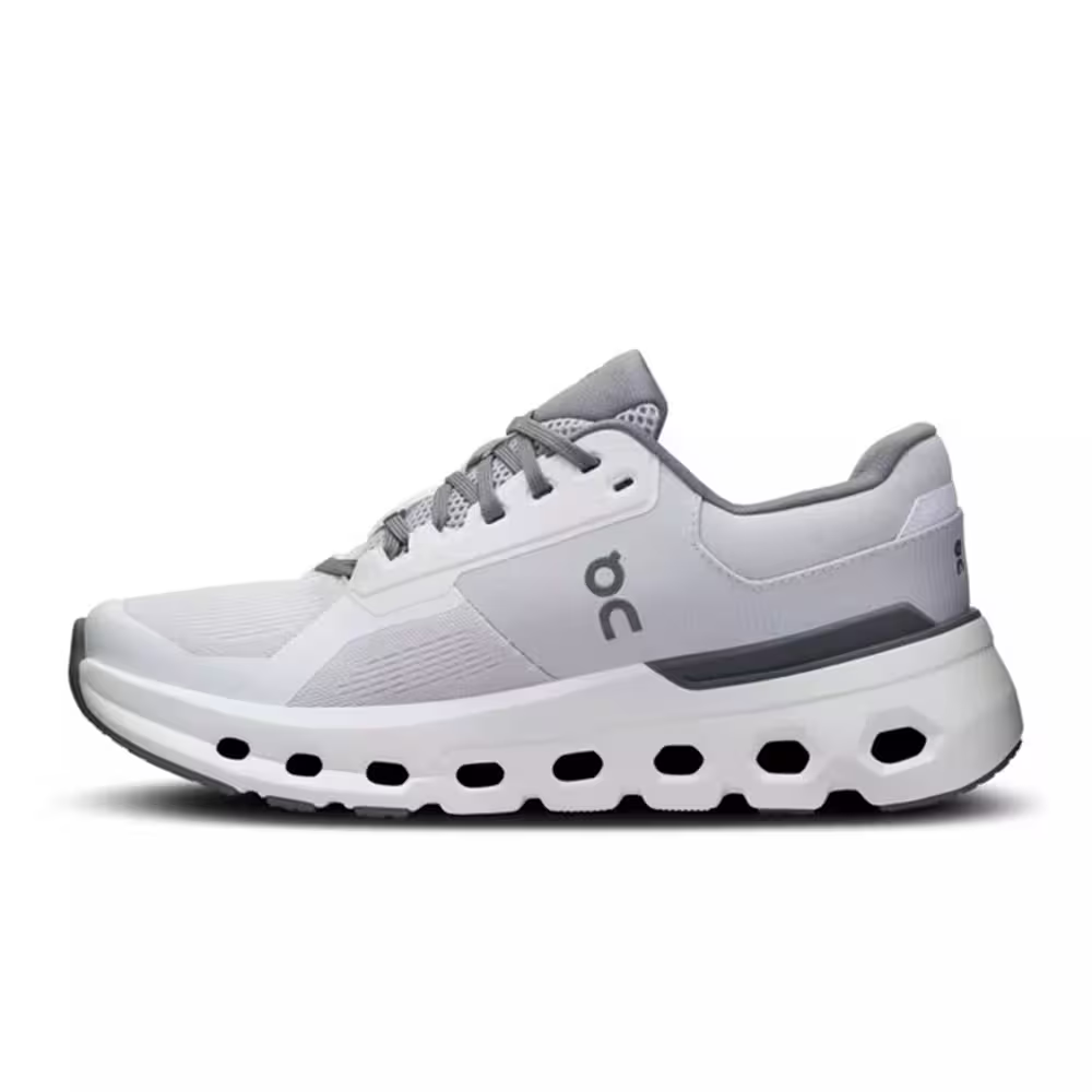 Tênis esportivo cinza e branco On Running Cloudrunner 2 visto de lado, com solado ventilado.