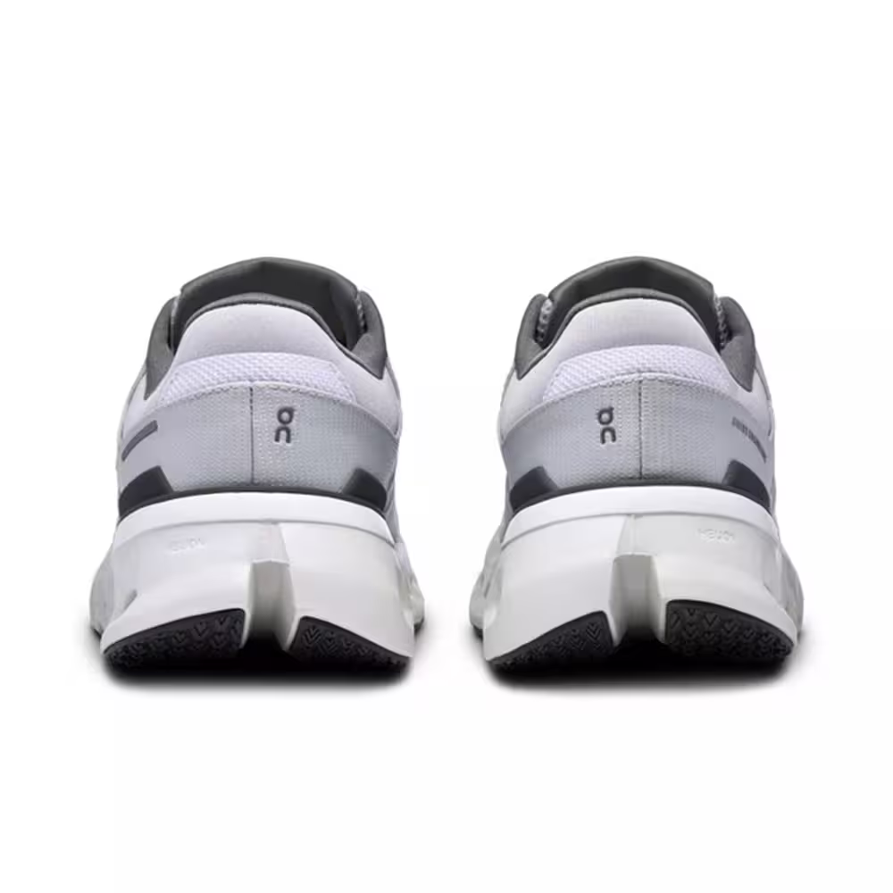 Tênis esportivo On Running Cloudrunner 2 cinza e branco vistos de trás, solado robusto
